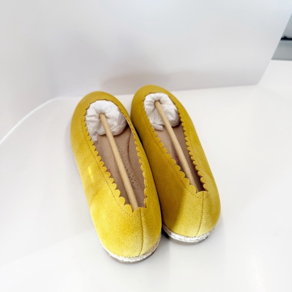 NWT Isaac Mizrahi Mustard Espadrille Scalloped Flats, Size 8 - Picture 5 of 11